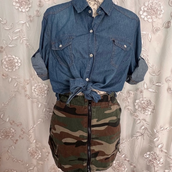 Zara sz M, light denim colored button-down, cropped blouse. - Picture 10 of 14